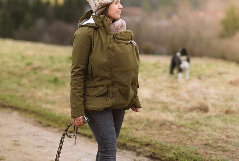 SANDRA. Kuschelige Allwetter Softshell Tragejacke - in Khaki