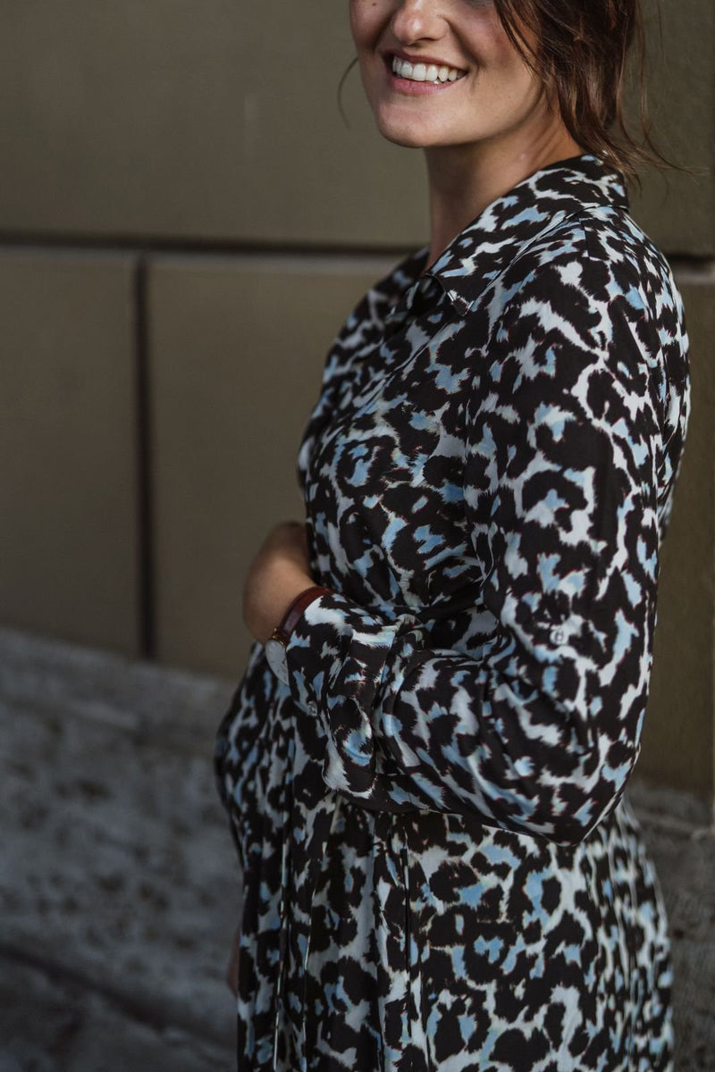KELSEY. Midi Blusenkleid in Wickeloptik in Leo Print