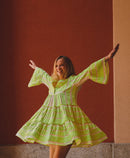 Frau im Mini Schwangerschaftskleid von Devotion Twins in Bewegung