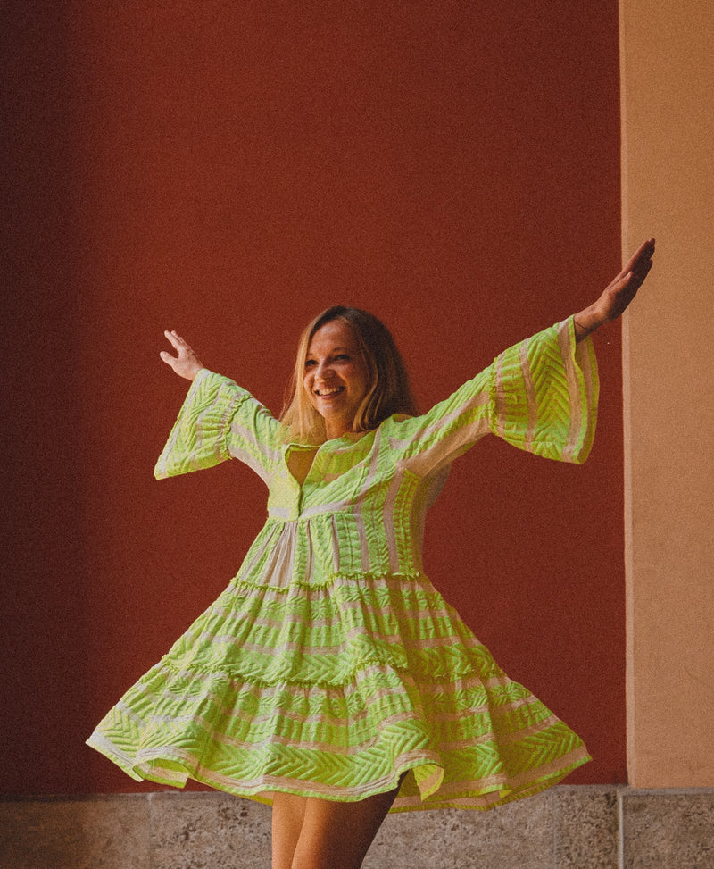 Frau im Mini Schwangerschaftskleid von Devotion Twins in Bewegung