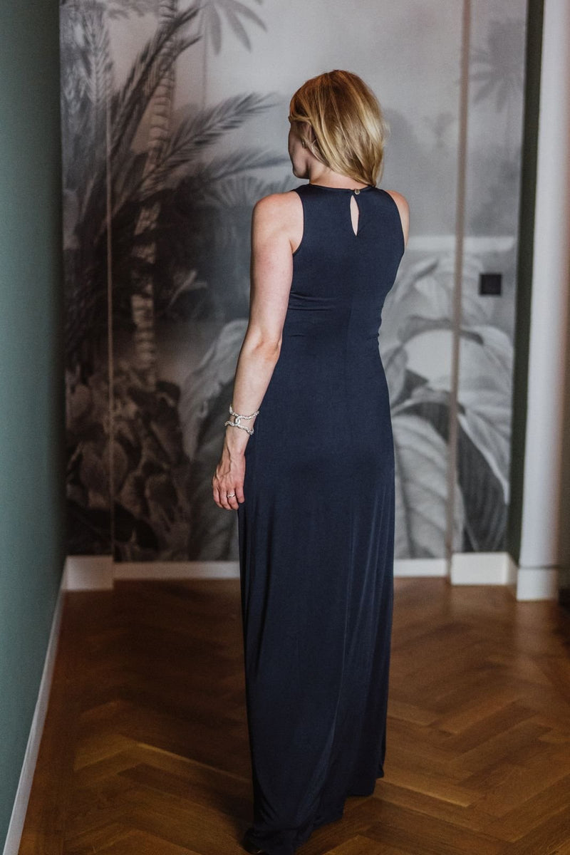 Rückenansicht schwangere Frau im bodenlangen Umstandskleid navy