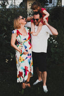 Familienfoto sommerliches weißes Umstandswickelkleid mit Blumenmuster