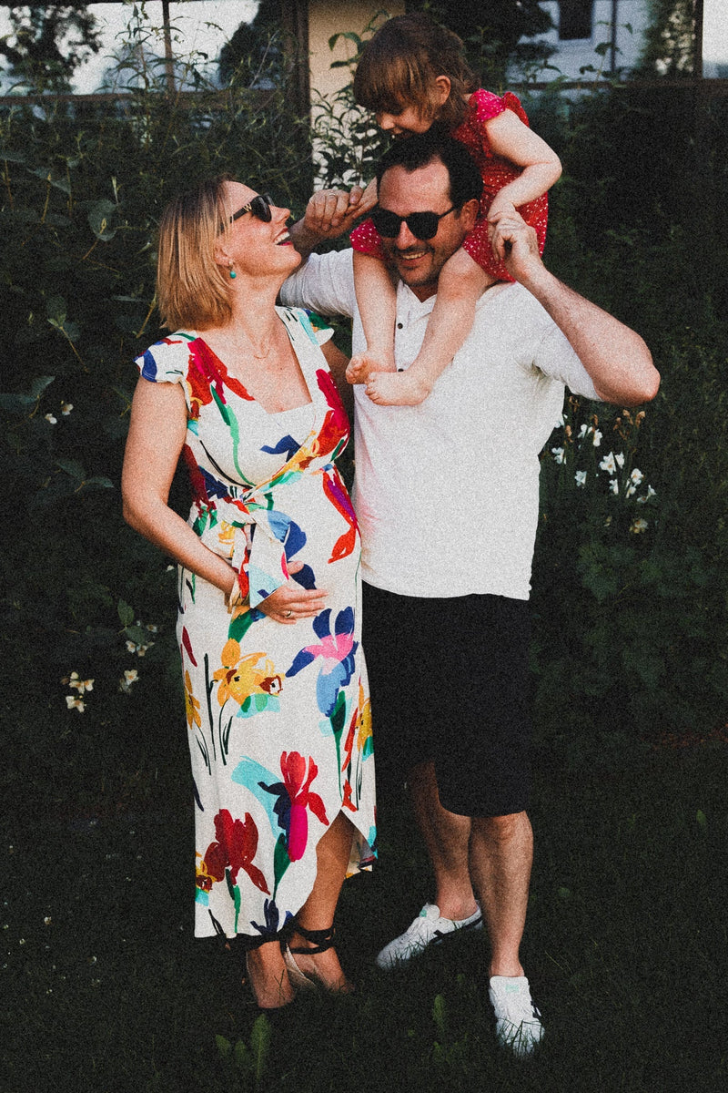 Familienfoto sommerliches weißes Umstandswickelkleid mit Blumenmuster