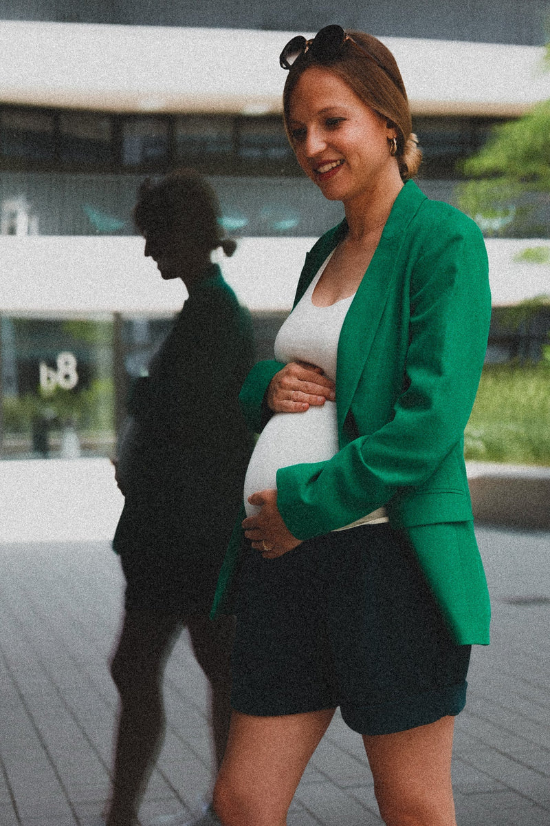 Grüner Umstandsblazer mit weißem T-Shirt