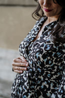 KELSEY. Midi Blusenkleid in Wickeloptik in Leo Print