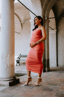 Frau trägt festliches Umstandskleid mit high heels