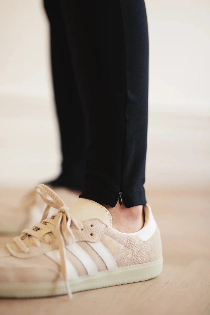 DRESSED-UP LEGGING. - -9•BORROUGHS