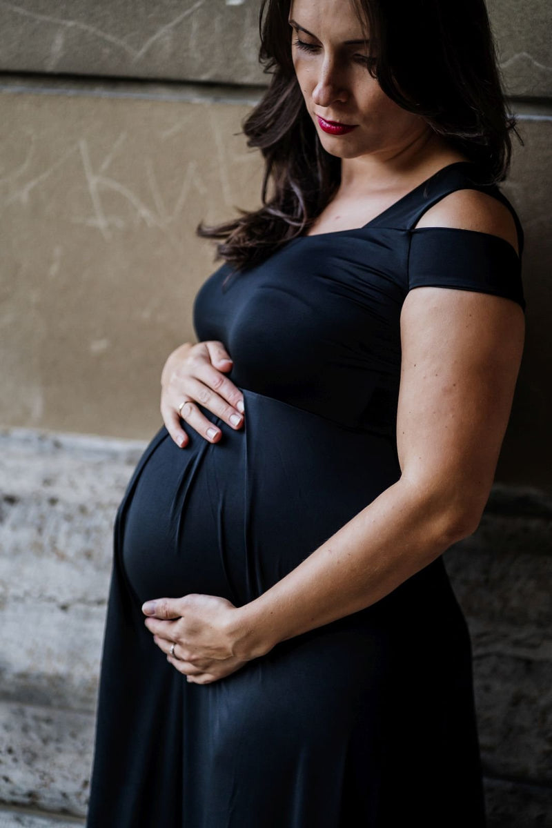 Seitenaufnahme one-shoulder Cocktailkleid für Schwangere schwarz