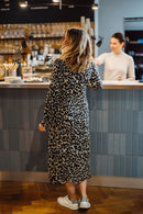 KELSEY. Midi Blusenkleid in Wickeloptik in Leo Print