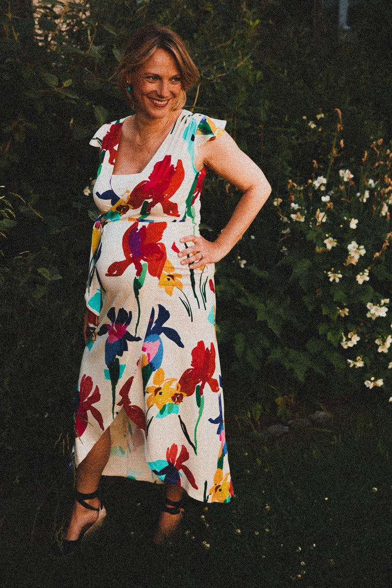 Seitliche Ansicht weißes Umstandswickelkleid mit Blumenmuster