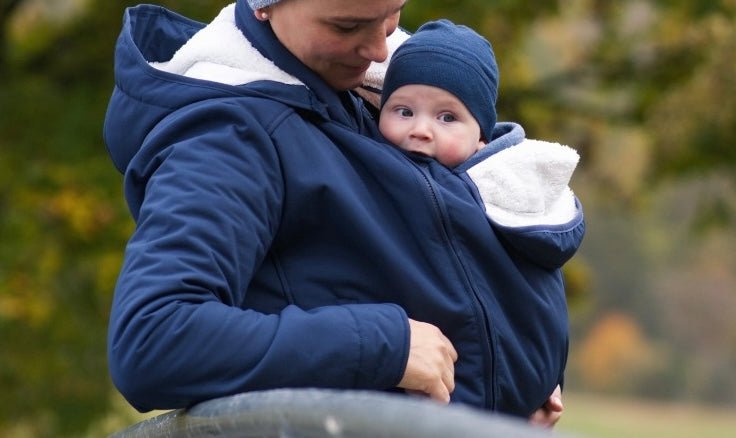 SANDRA. Kuschelige Allwetter Softshell Tragejacke - in Navy