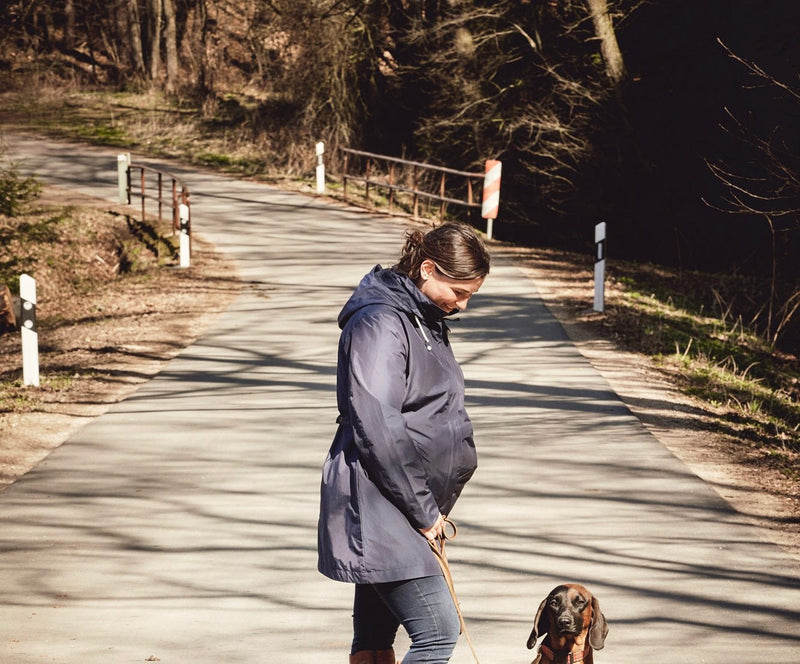 Schwangere mit Umstandsmantel marineblau