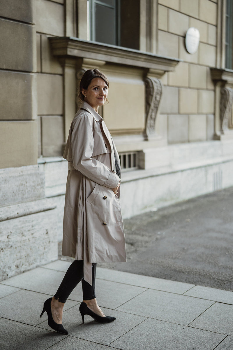 Umstands-Trenchcoat beige offen getragen