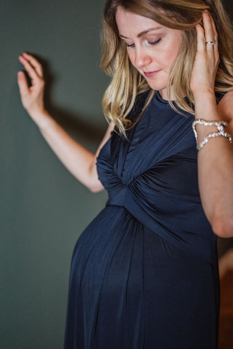 Seitliche Nahaufnahme Umstandskleid navy