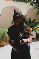 V-Ausschnitt Detail von nachhaltigem Umstandskleid zum Mieten