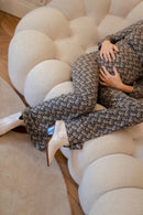 ausgestelltes Bein von stylischem Jumpsuit mit Babybauch