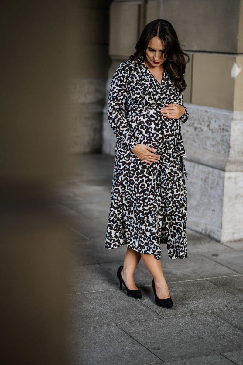 KELSEY. Midi Blusenkleid in Wickeloptik in Leo Print