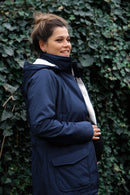 SANDRA. Kuschelige Allwetter Softshell Tragejacke - in Navy