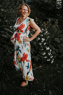 Sommerliches weißes Umstandskleid mit Blumenmuster