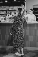 KELSEY. Midi Blusenkleid in Wickeloptik in Leo Print