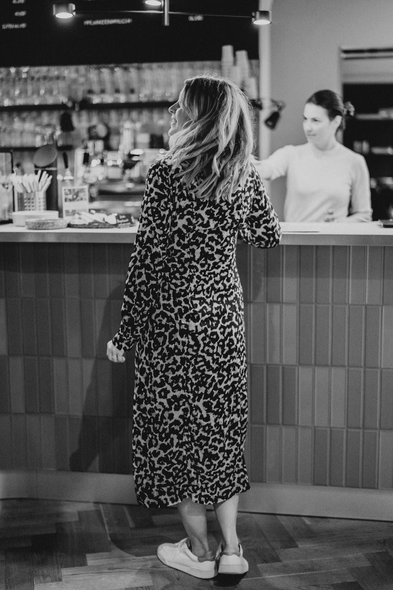 KELSEY. Midi Blusenkleid in Wickeloptik in Leo Print