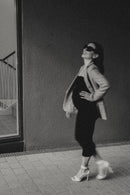 Schwarz-weiß Aufnahme schwangere Frau im Umstandskleid und Umstandsjacke