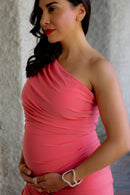 Schwangere mit dunklen Haaren und Umstandskleid Coral