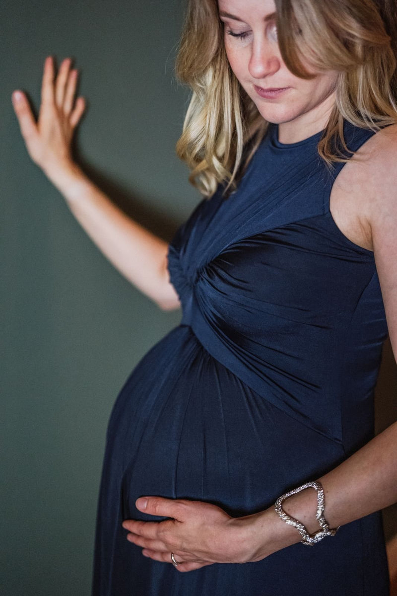 Seitliche Nahaufnahme Umstandskleid Navy