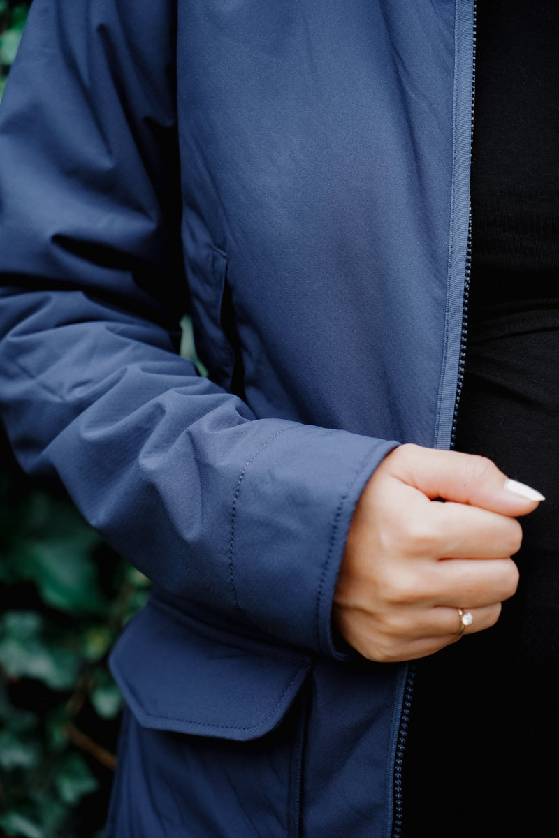 SANDRA. Kuschelige Allwetter Softshell Tragejacke - in Navy