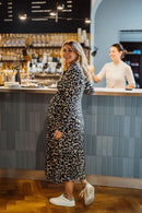 KELSEY. Midi Blusenkleid in Wickeloptik in Leo Print