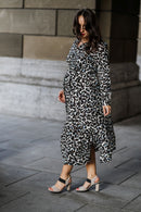 KELSEY. Midi Blusenkleid in Wickeloptik in Leo Print