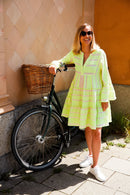 Blonde Frau im originalem Mini Umstandskleid von Devotion Twins