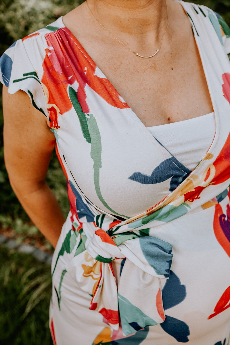 Nahaufnahme Sommerliches weißes Umstandskleid mit Blumenmuster