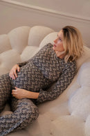 gemusterter Schwangerschaftsoverall im sitzen