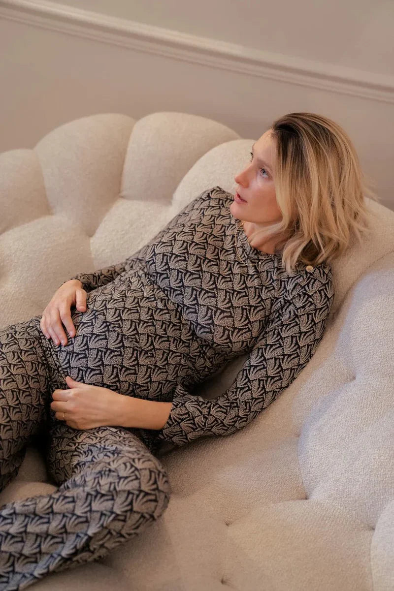 gemusterter Schwangerschaftsoverall im sitzen