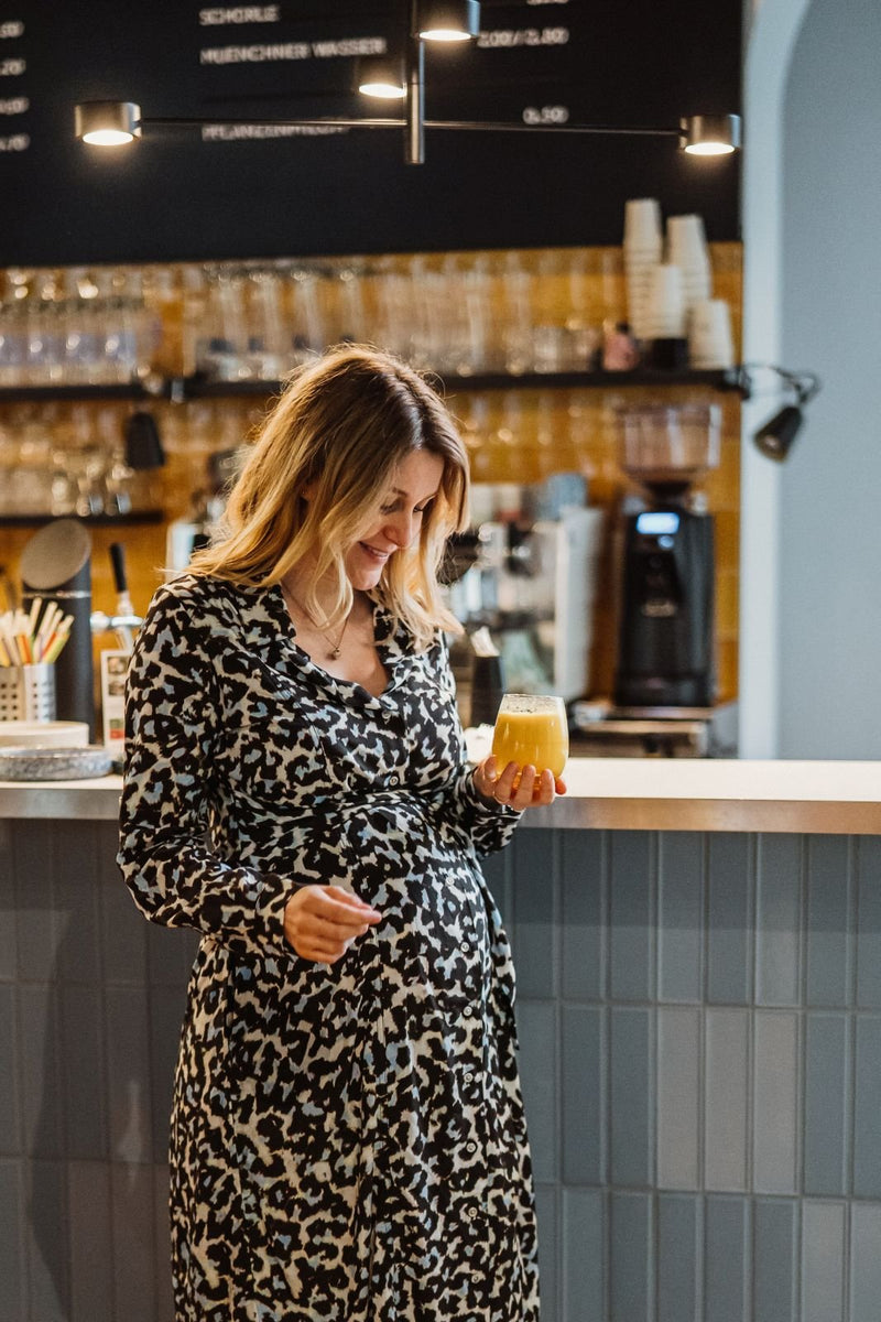 KELSEY. Midi Blusenkleid in Wickeloptik in Leo Print