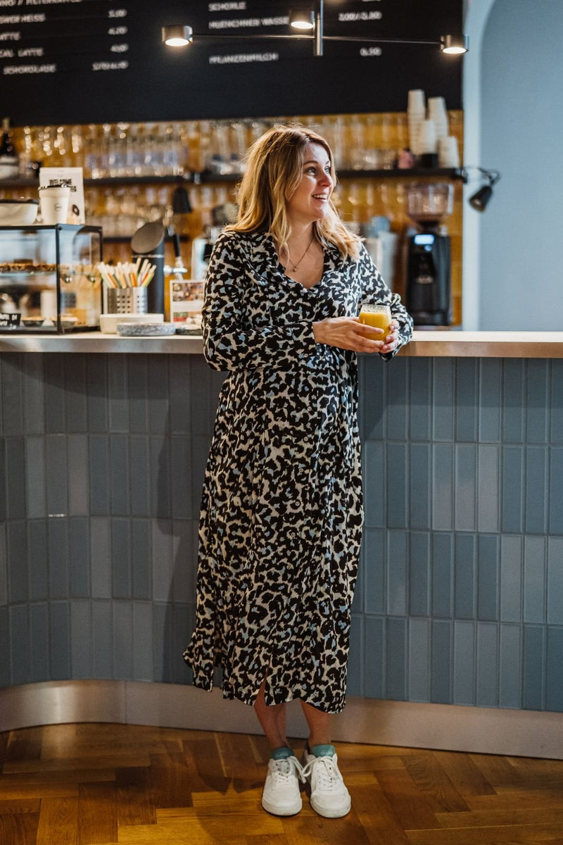 KELSEY. Midi Blusenkleid in Wickeloptik in Leo Print
