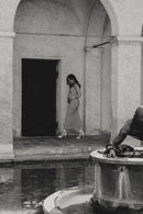 Frau in festlichem Schwangerschaftskleid und high heels in Bewegung