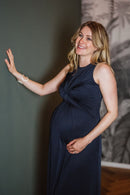 Blonde Frau im Schwangerschaftskleid navy