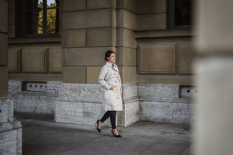 Seitenansicht Umstands-Trenchcoat beige