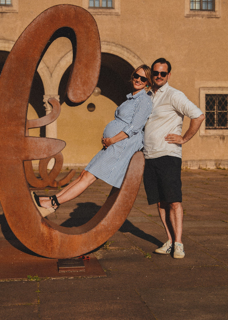 Schwanger. Stillen. Hemdblusenkleid aus Baumwolle. blau/weiß gestreift. LENA - -9•BORROUGHS