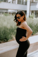 Schwangere Frau im schwarzen Tube Kleid