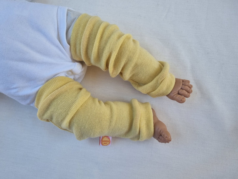 Tragestulpen Beinstulpen für Babys aus Upcycling aus Wolle natürlicher Sonnenschutz in Buttergelb