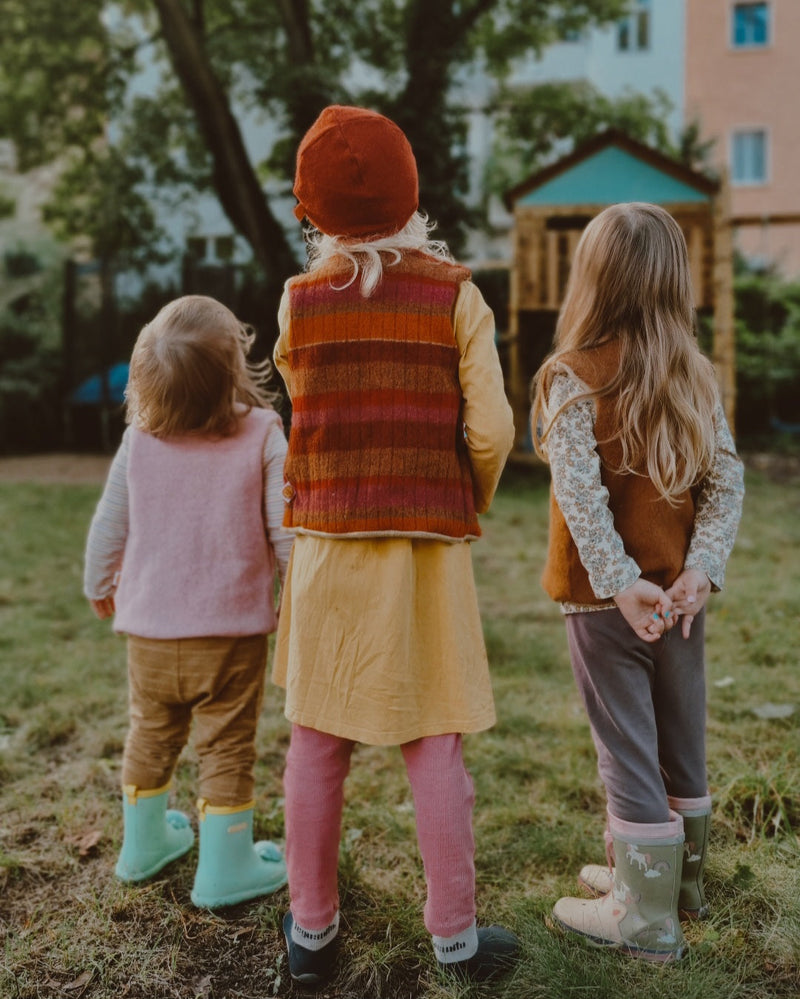 Wende-Weste für Kleinkinder aus Upcycling Wolle – mitwachsend von Größe 80 bis 116 in Grau und Dunkelblau