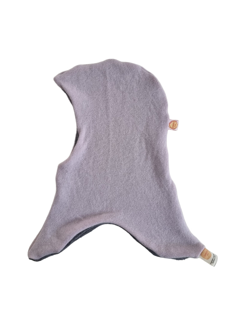 (Kopie) Wende-Schlupfmütze für Kleinkinder KU 49-51 aus Upcycling Seide & Kaschmir in Pastell-Lila und Grau