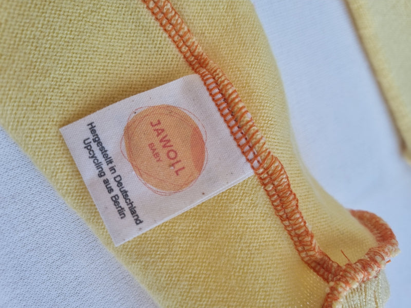 Tragestulpen Beinstulpen für Babys aus Upcycling aus Wolle natürlicher Sonnenschutz in Buttergelb