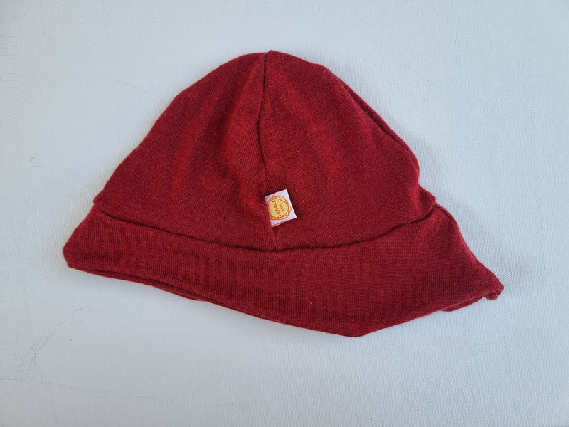 Sonnenhut Sommermütze KU 46-49 Baby Kleinkind mit Nackenschutz aus Upcycling Merinowolle in Masala Rot mit Mini-Makel