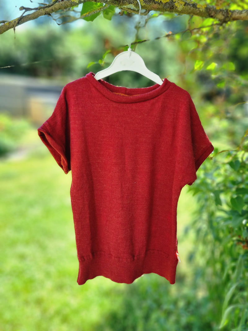 T-Shirt für Kinder 122/128 aus leichter Upcycling Merinowolle in Masala Rot