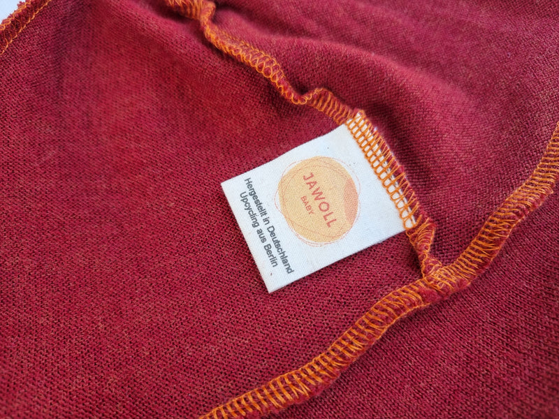 Sonnenhut Sommermütze KU 46-49 Baby Kleinkind mit Nackenschutz aus Upcycling Merinowolle in Masala Rot mit Mini-Makel