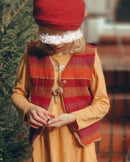Wende-Weste für Kleinkinder aus Upcycling Wolle – mitwachsend von Größe 80 bis 116 in Rot gestreift und Camel-Beige